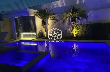 kolam renang dengan desain mewah dan keramik berwarna biru dan lampu LED