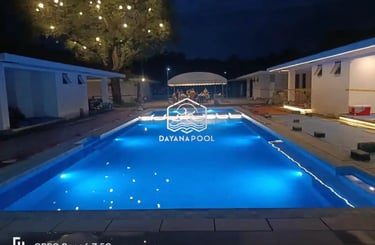 kolam renang dengan pencahayaan yang bagus dari dayanapool