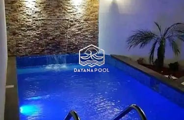kolam renang minimalis dengan pencahayaan yang bagus