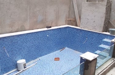 kolam renang yang bisa di alih fungsikan untuk jakuzzi atau sauna.