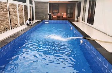 pengisian air kolam renang.