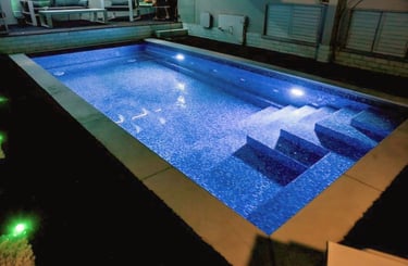 kolam renang dengan desain mewah dan keramik berwarna biru dan lampu LED
