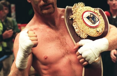 steve collins boxeur avec sa ceinture mondiale