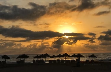 Amanecer en la playa de la Malvarrosa Valencia