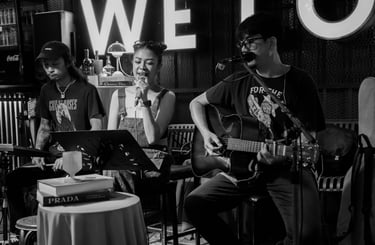Live unplugged music at We' Loft Bar – low light, quiet atmosphere, and real moments.