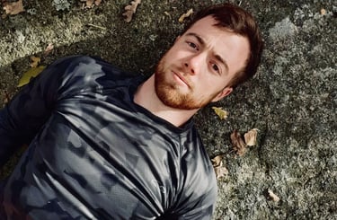 Auf einem Stein liegend