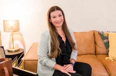 Die Ponytante Angelina sitzt auf einem Sofa