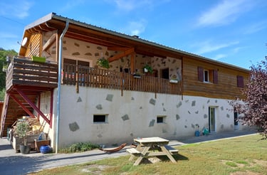 Vue extérieure des gites de l'Avance.