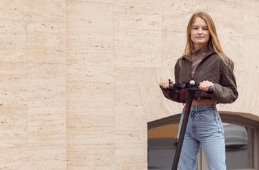 Joven con patinete eléctrico en Murcia - Seguro Completo Allianz Patinetes