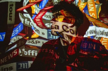 Arte urbana com sobreposição digital