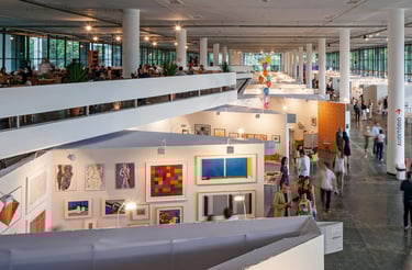 No Brasil, eventos como a SP-Arte têm sido fundamentais para destacar a riqu