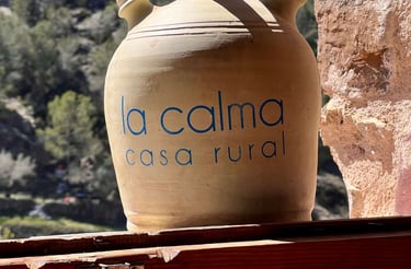 Botijo tradicional con el logo de La Calma, casa rural en Castellón, con vistas al entorno natural