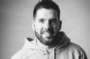 Portrait en noir et blanc de Cyril Steau, photographe professionnel à Paris, pris en studio, regard vers l’objectif.