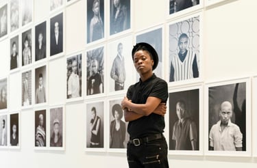 A intensidade do olhar dos retratados, a composição das imagens, o preto e branco