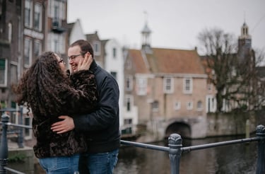 Verliefd stel in historisch Delfshaven, Rotterdam - Romantische fotoreportage