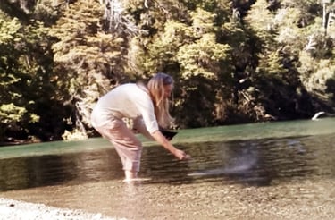 voluntaria homa esparce ceniza curativa homa purifica agua