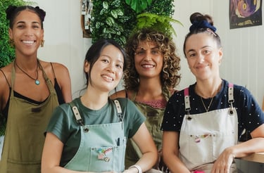Groupe de femmes de différentes cultures qui sourit 