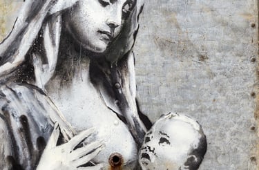 Grafite em preto e branco estilo stencil de Banksy, mostrando uma figura que lembra a Virgem Maria