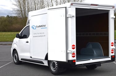 LUMOV Umzugs- und Reinigungsservice – moderner Transporter im Einsatz für Luzern, Zürich, Zug, Obwal