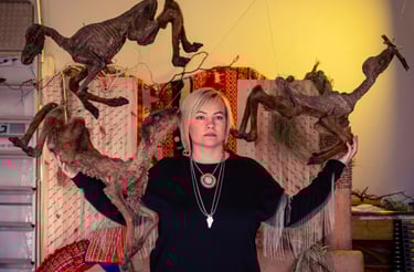 A norueguesa Máret Ánne Sara, artista do povo Sámi, foi mais longe: empilhou crânios de renas