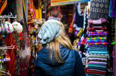 una muer en un mercado inca en Cusco Peru