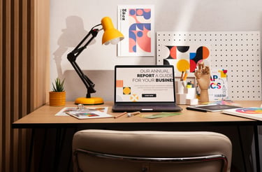 Espacio creativo con laptop, diseño gráfico y herramientas de trabajo modernas