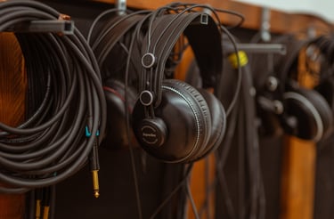 cavi e cuffie studiati durante i corsi da tecnico del suono a pesaro e urbino