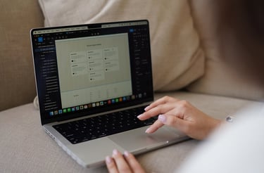 Mergina skaito atsiliepimus apie skaitmeninio marketingo įmonę