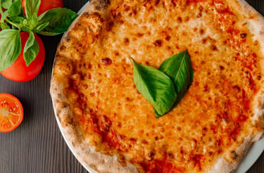 Frisch gebackene Margherita-Pizza mit Mozzarella, Tomatensauce und frischem Basilikum.