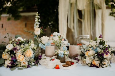 ein festlich gedeckter Tisch mit Blumenschmuck