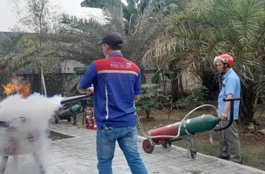 Pelatihan pemadaman kebakaran 
