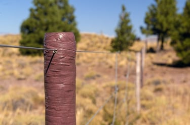 Poste plástico reciclado reforzado con fibra de vidrio. Supera la resistencia del quebracho colorado