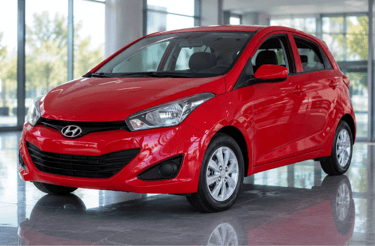 Hyundai HB20 vermelho em showroom moderno ilustrando a valorização do carro usado