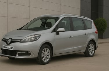 Renault Grand Scénic prata visto de lado em ambiente externo, estacionado próximo a prédio moderno.