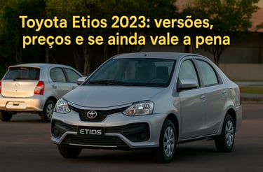 Toyota Etios sedan prata em destaque com Etios hatch ao fundo desfocado, estacionados em pátio ao en