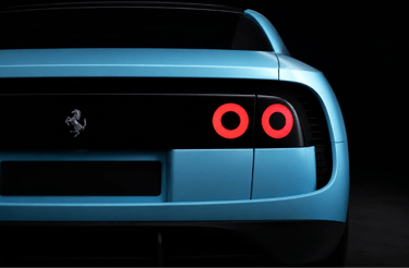 Traseira do Ferrari Luce elétrico em azul claro destaca lanternas circulares iluminadas
