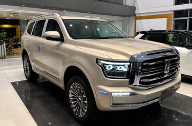 GWM Tank 500 bege exposto dentro de concessionária moderna