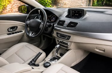 Interior completo do Fluence 2016 com acabamento premium e painel moderno