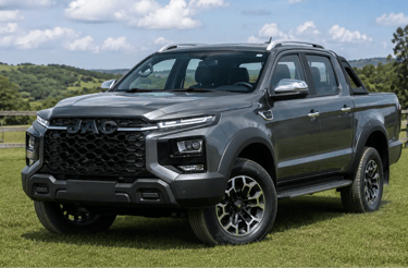 JAC Hunter HD 2025 cinza em estrada de campo com tração 4x4 e iluminação diurna