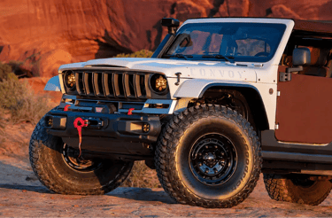 Jeep Scrambler SRT conceito em cenário desértico com visual off-road retrô.