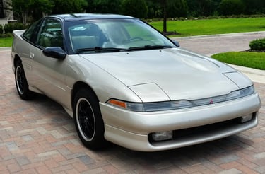 Mitsubishi Eclipse primeira geração na cor prata com visual esportivo clássico dos anos 90