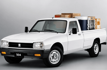 Peugeot 504 GD Pick-Up carregada em estúdio, vista frontal 3/4 com alta definição.