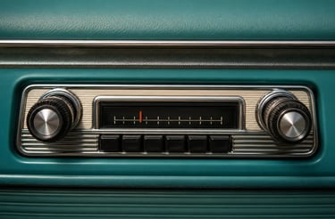 Rádio AM antigo com botões e detalhes cromados no painel de um carro clássico.