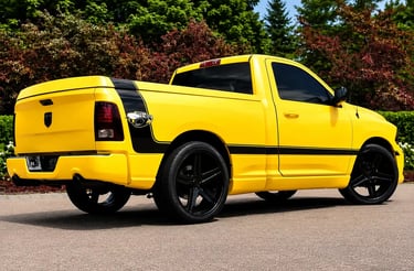 Ram Rumble Bee amarela vista traseira com faixas pretas e rodas esportivas.