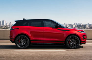 Range Rover vermelho em rodovia urbana durante o dia