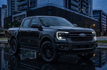 Ford Ranger Black 2026 preta estacionada em rua urbana molhada à noite com prédios modernos ao fundo