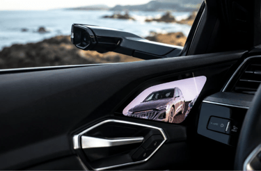 Retrovisor digital inteligente da GM exibindo câmera lateral dentro do carro.