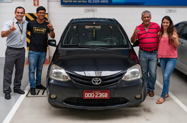 Taxista posa ao lado do Toyota Etios após alcançar 1 milhão de quilômetros.