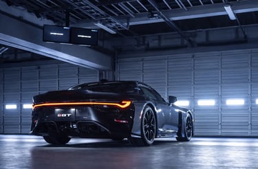 Toyota GR GT superesportivo de US$ 200 mil visto de traseira com luzes LED acesas