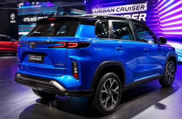 Toyota Urban Cruiser Hyryder híbrido exibindo design traseiro moderno em evento